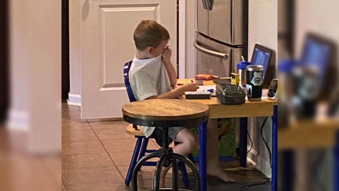 La foto de un nene llorando en una clase virtual que se hizo viral