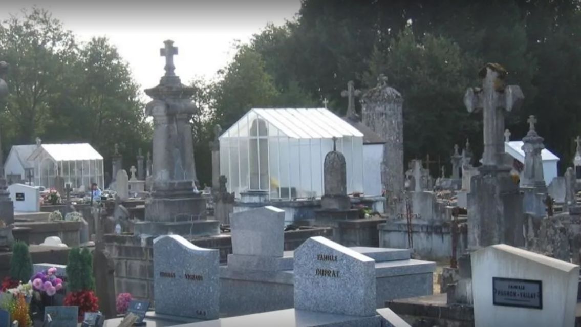 Un alma se apareció en el cementerio y la grabaron: "Ahí está, ahí está"