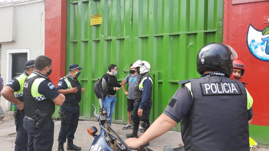 Comerciante norteño regalaba bebidas a los pobres y los vecinos llamaron a la policía: "Pensábamos que estaban saqueando"