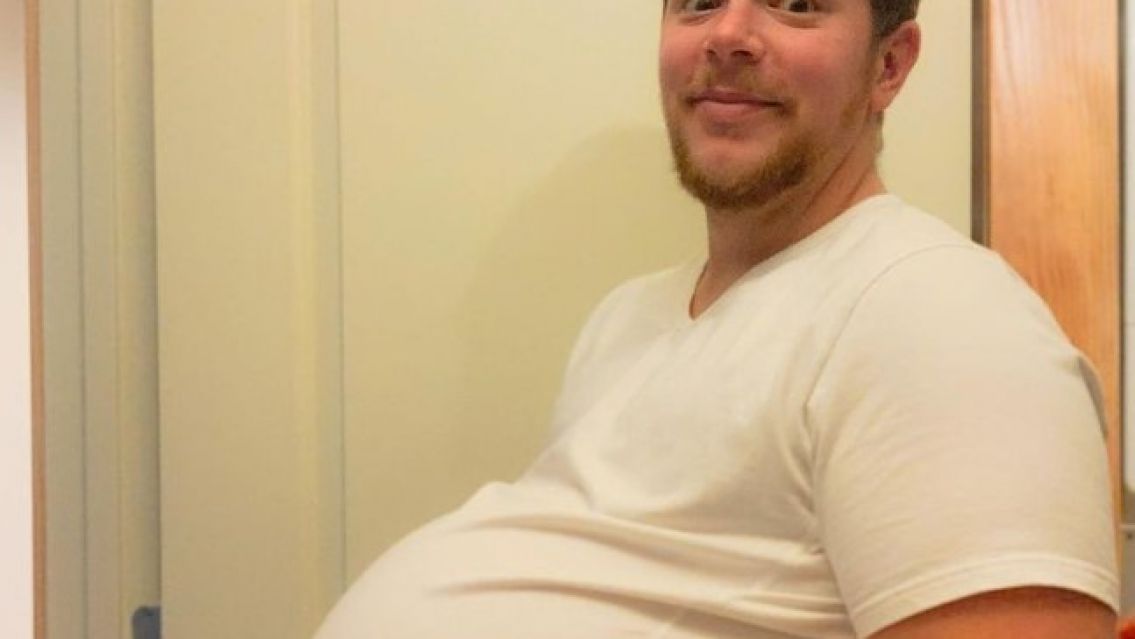 Un hombre trans embarazado  transmiti� su parto en vivo por las redes sociales