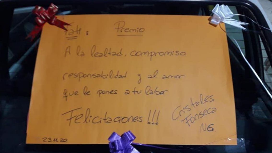 El dueño de un negocio le regaló un auto a su empleado