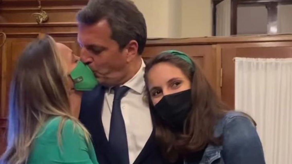 A los besos con su esposa: As� festejo Massa la media sanci�n del aborto