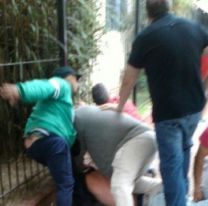 Juje&ntilde;os agarraron a un menor robando y le dieron una brutal golpiza