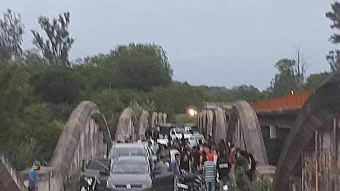 Juje�os hicieron terrible fiesta clandestina en un puente: hay polic�as detenidos