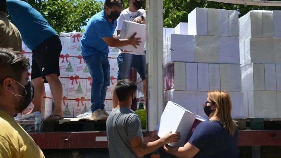 Un intendente entregó cajas navideñas, pollo y helado a todos los habitantes de su pueblo