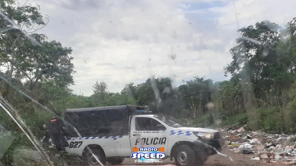 Agarraron a policías jujeños tirando basura en plena ruta