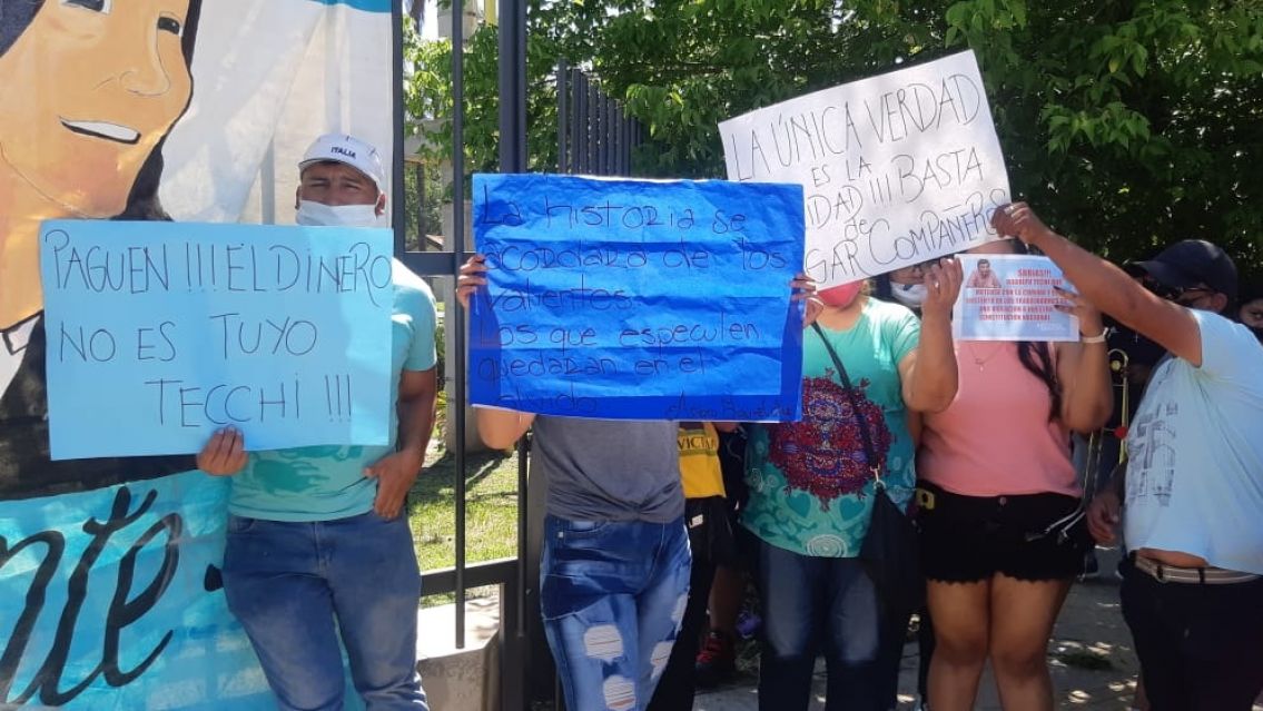 Se encadenaron en la UNJu por que llevan hasta 3 a�os sin cobrar un peso