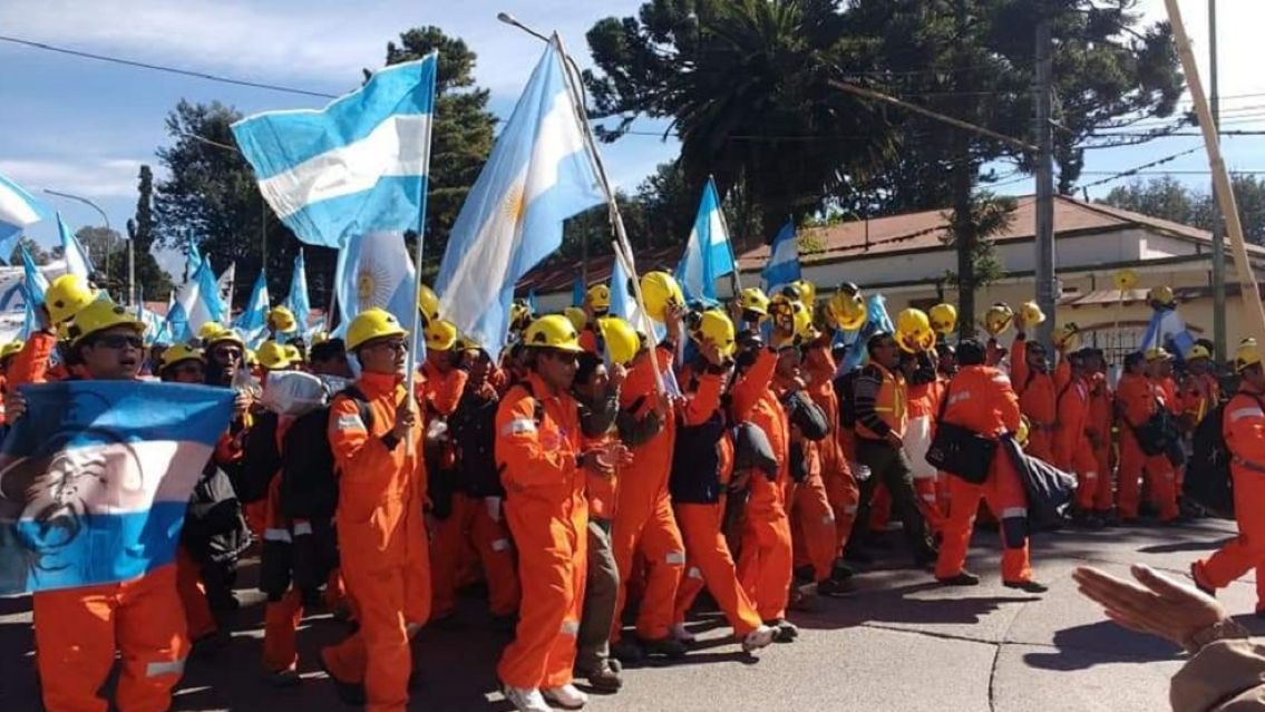 Trabajadores de mina El Aguilar no cobran desde diciembre: la empresa no cumple