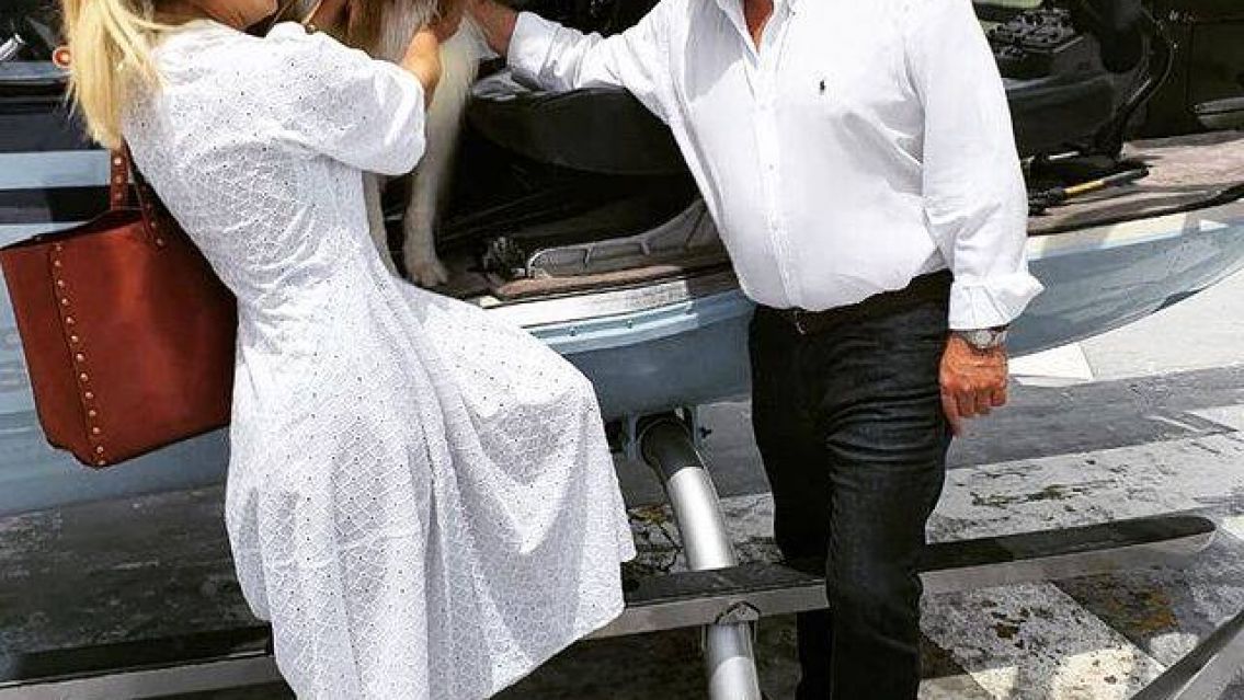 Alberto llevó a su perro a pasear en helicóptero y se armó un escándalo