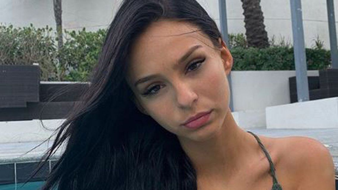 Juanita Tinelli sorprendi� con una microbikini ultra cavada: un hilito le tapa