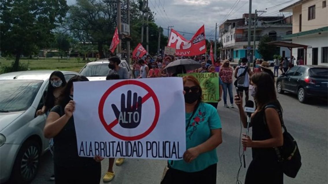 Jujeños marcharon contra la violencia policial: "Basta de causas armadas"