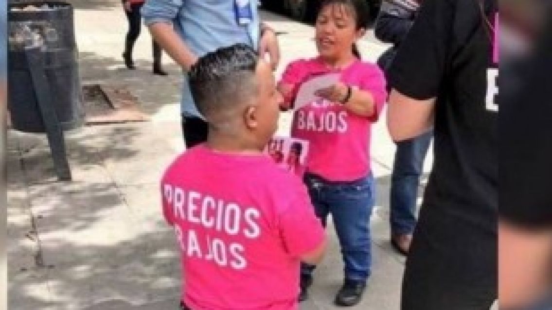 Promocionaron tarifas baratas de celulares usando a enanos