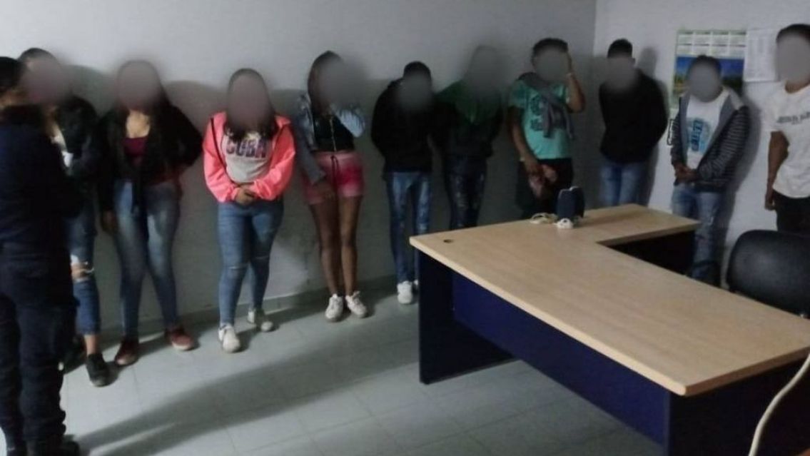 Bailaban hasta en el ba�o: allanaron una clandestina que explotaba de juje�os