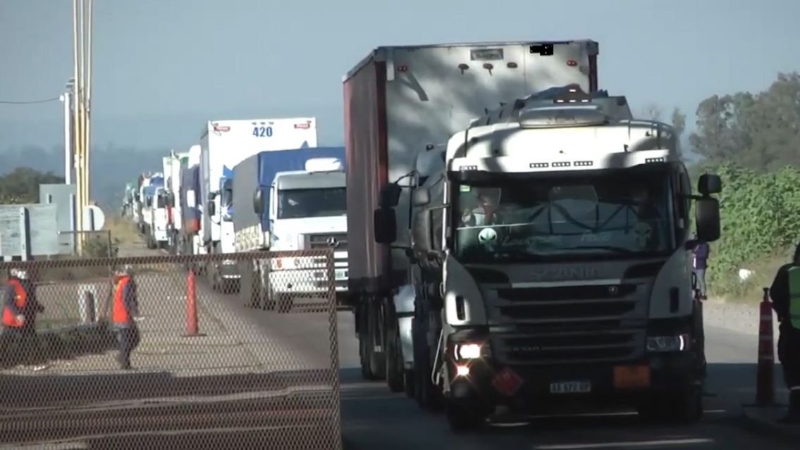 Camioneros no van al paro: agarraron 107% de aumento y 100 mil de bono
