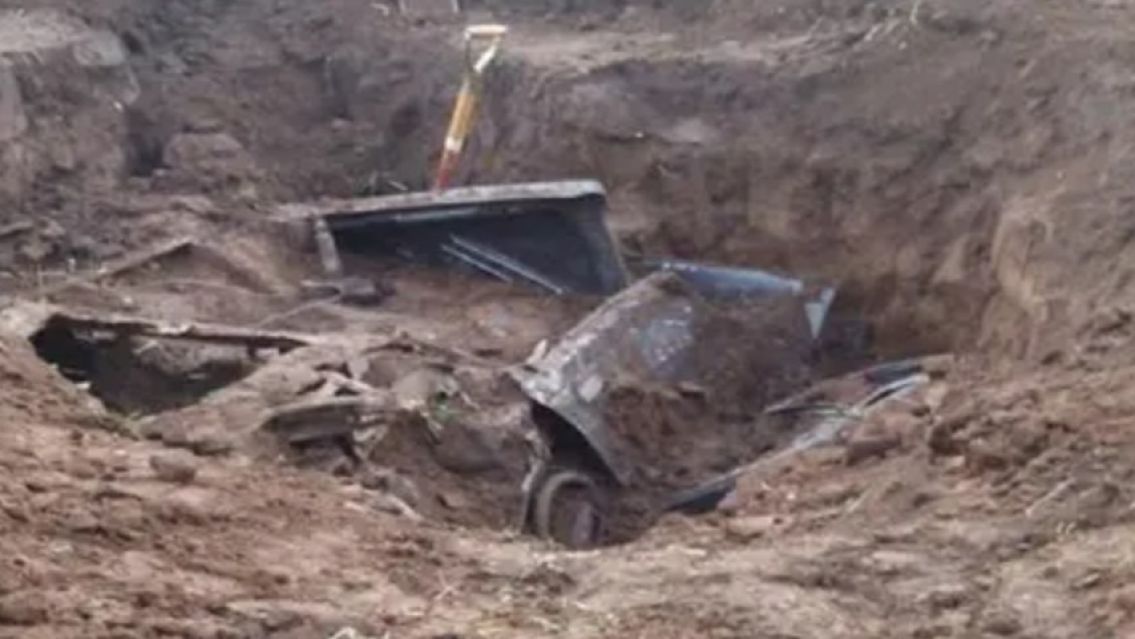 Atropell� a nueve personas, mat� a tres y enterr� el auto para ocultar todo: est� libre