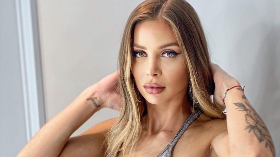 Infartante video de Malaspina con una diminuta bikini blanca