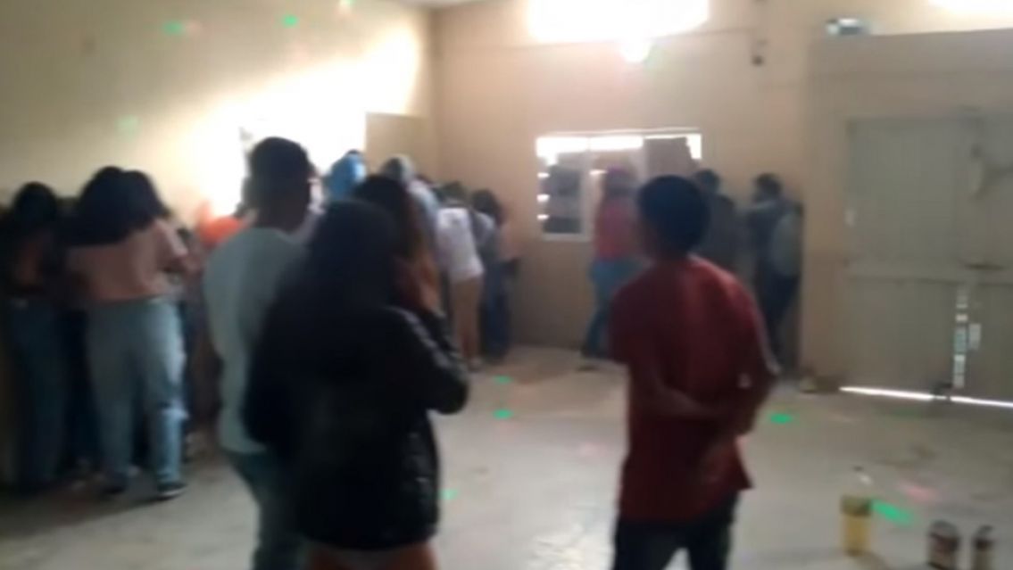 Una fiesta clandestina en Jujuy terminó en escándalo: salían corriendo por los techos