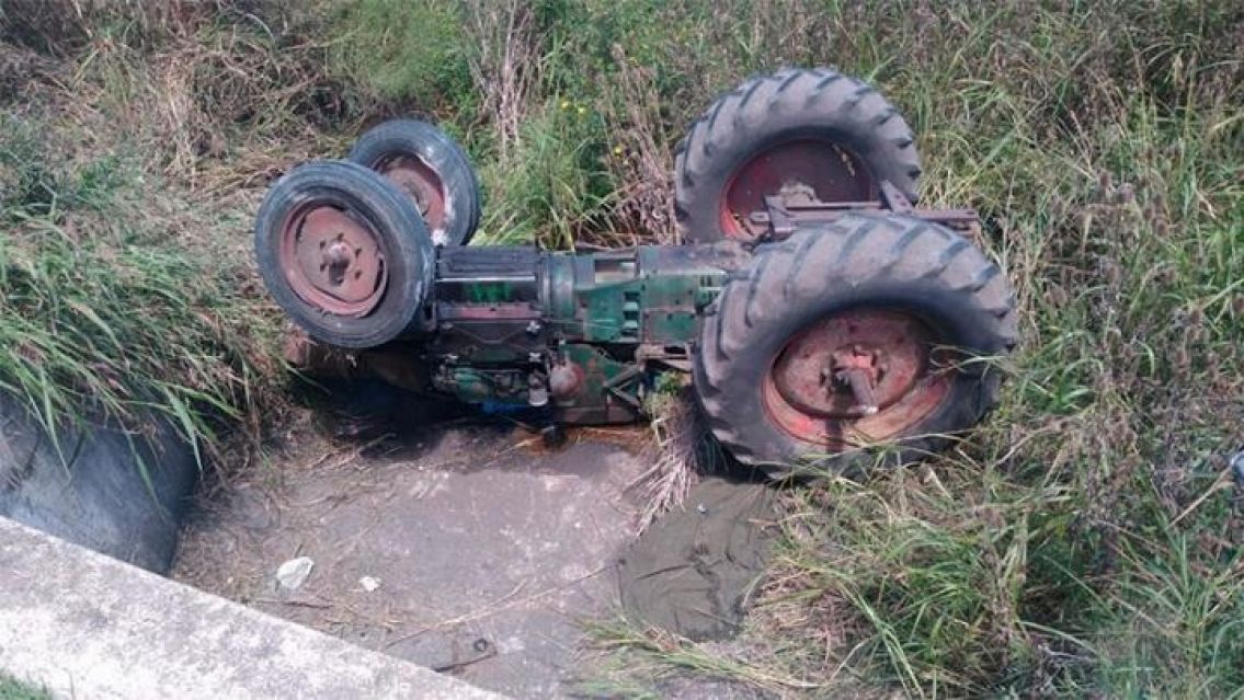 Murió aplastado por el tractor que conducía: su novia está destrozada