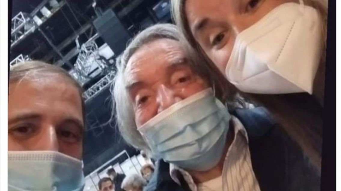 Tras una larga espera, Carlitos Balá recibió la vacuna contra el coronavirus