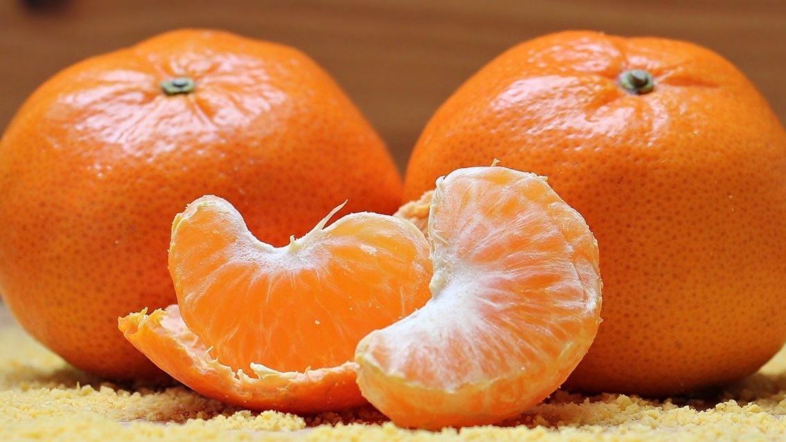 Empieza la temporada de comer mandarina bajo el solcito: los beneficios de esta fruta