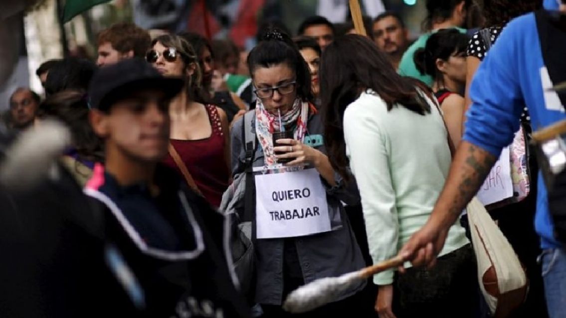 Según el INDEC, en Argentina bajó el desempleo a fines del 2020