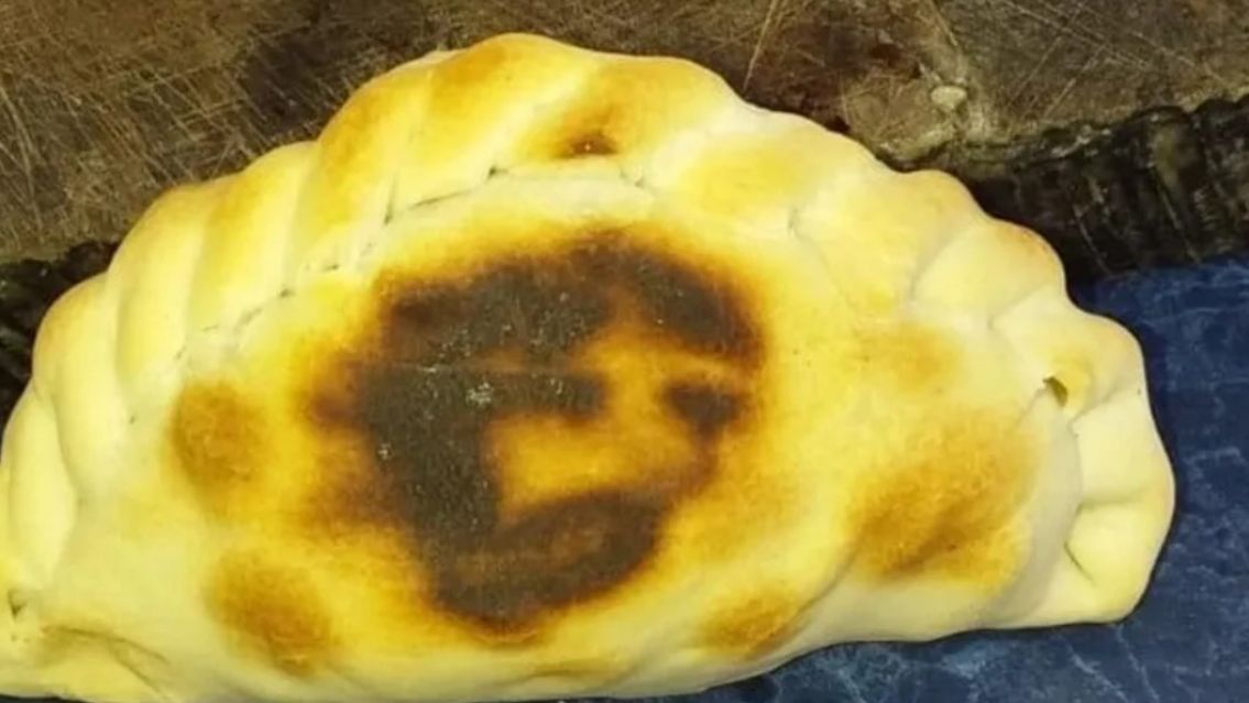 Aseguran que se les apareci� el rostro de Jes�s en una empanada