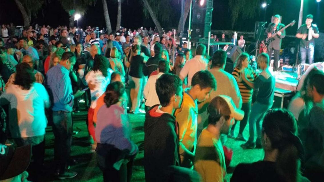Meta nomás: un intendente organizó una fiesta con más de 3 mil personas