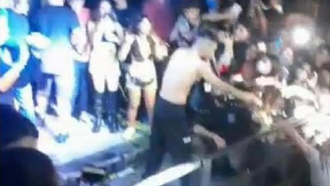 En pleno rebrote, escracharon a un bar porque reventaba de gente como un boliche