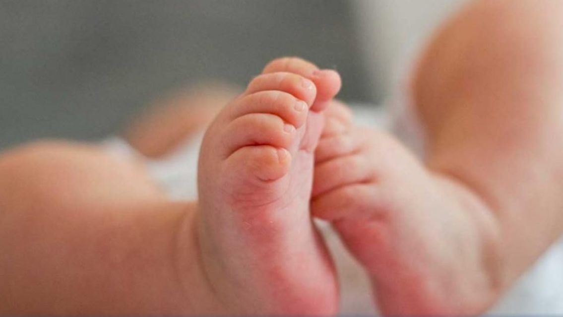 Una adolescente ocultó a su beba muerta en una valija