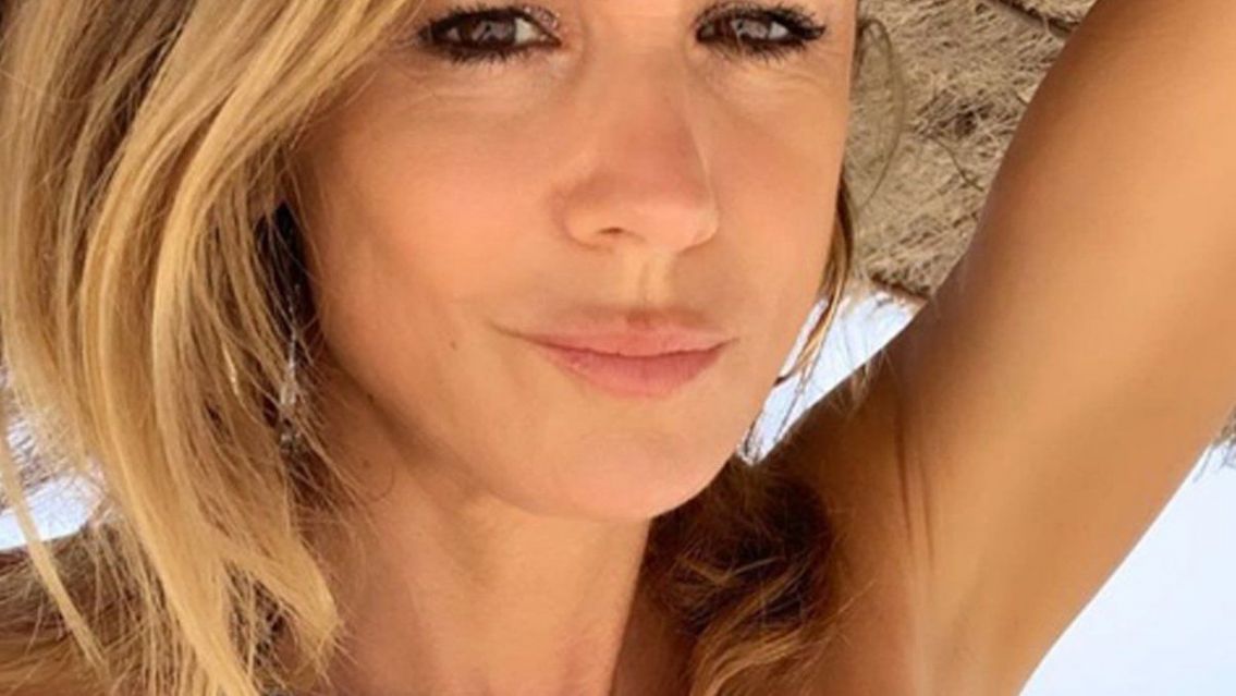 Espl�ndida a sus m�s de 50 a�os, el jugado traje de ba�o de Flavia Palmiero