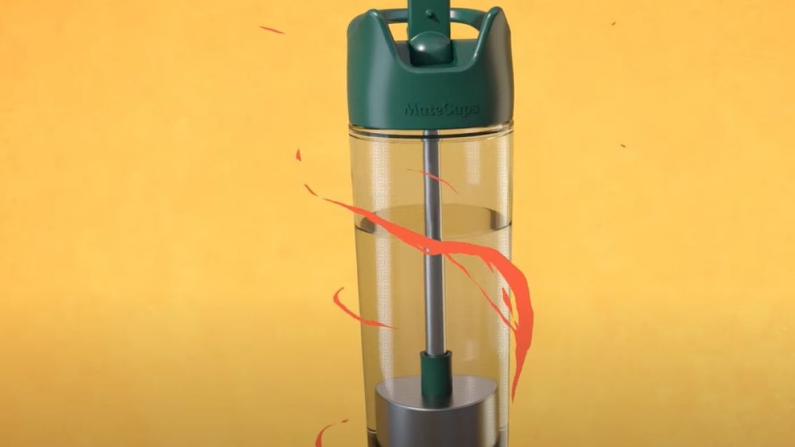 Crearon una botella para tomar mate sin bombilla y es furor