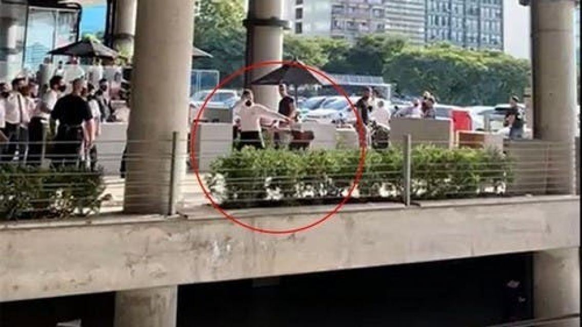 Impresionante: un mozo noque� a un cliente que lo amenazaba con un cuchillo