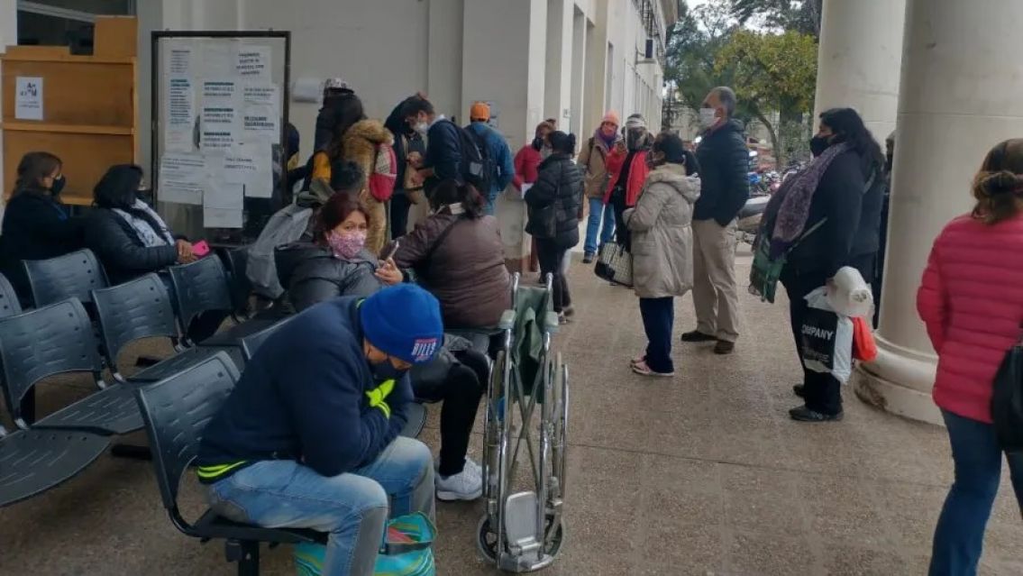 Quejas, demoras y filas eternas en el Hospital Pablo Soria