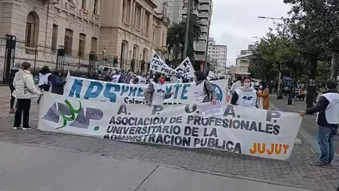 Tras fuertes movilizaciones, profesionales negociar�n sus salarios con el Gobierno