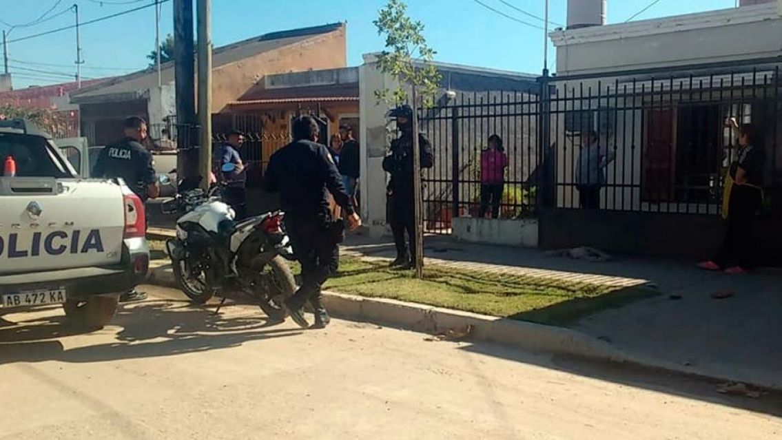 Puso en riesgo la vida de su ni�o por nacer. Salt� la reja y se meti� a robar. Tiene 18 a�os y est� embarazada