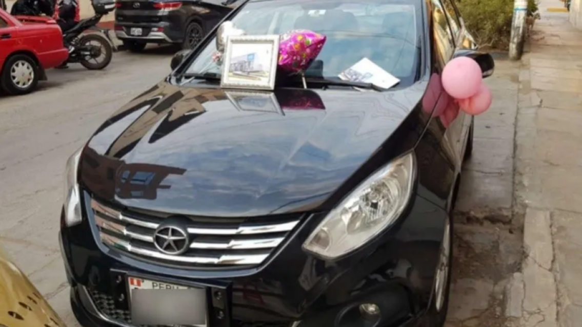 Su pariente dio positivo de covid y �l rif� su auto para salvarlo