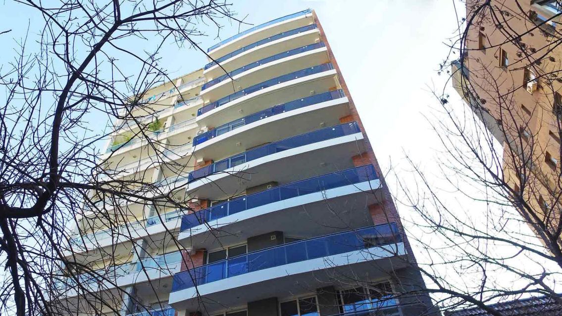 Saltó de un edificio para que no descubran su infidelidad: murió