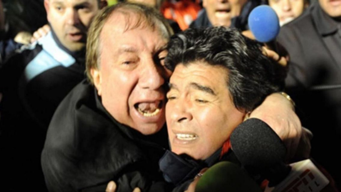 Bilardo pregunt� por Maradona y se vivi� un duro momento: "Debe estar..."