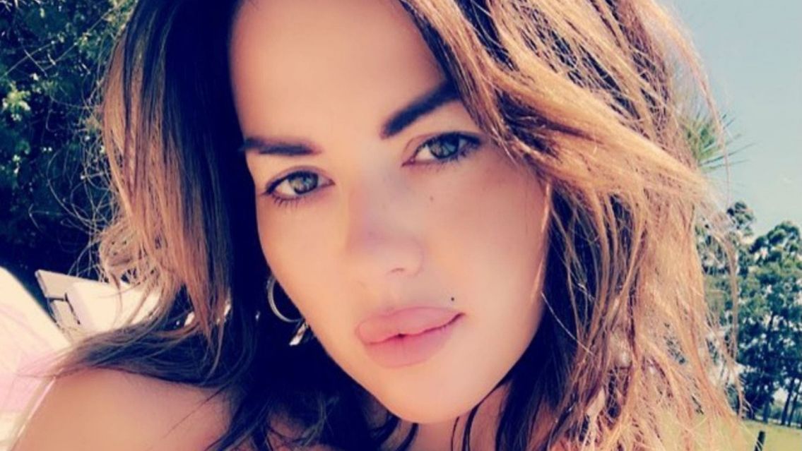 Karina Jelinek encendi� las redes en bombacha y remera rota