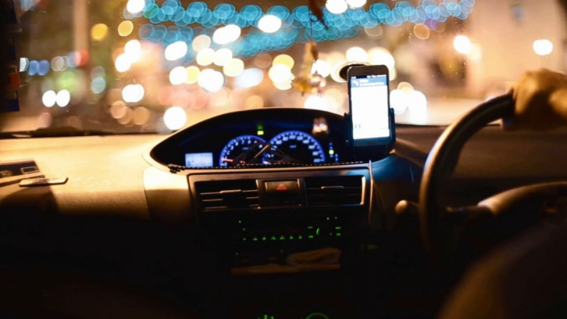 Un chofer de remis la drogó y la violó. Ella se tuvo que tirar del auto en movimiento para escapar