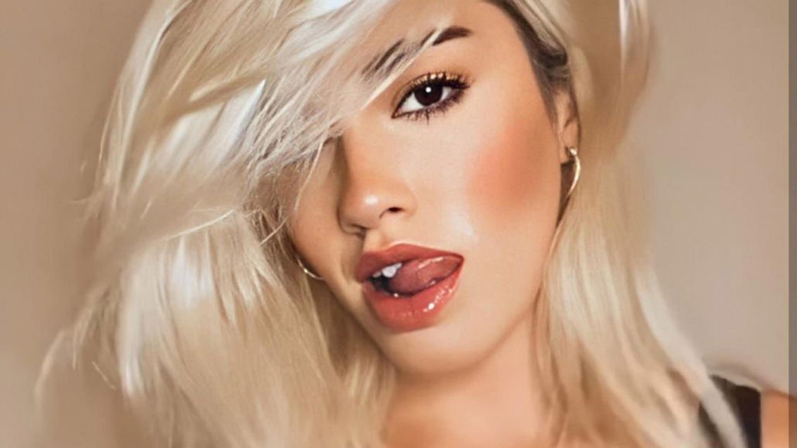 Desde la playa y con un traje de baño negro: Lali enamoró a todos