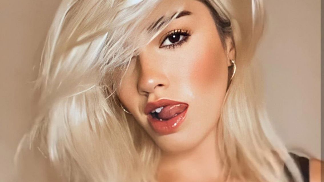 Desde la playa y con un traje de ba�o negro: Lali enamor� a todos