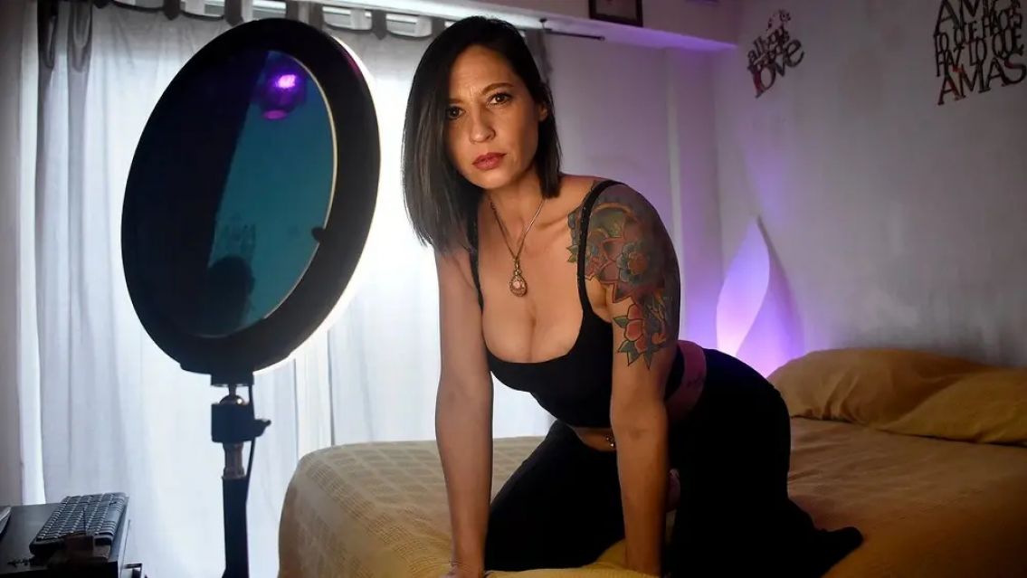 "Soy una p...", la mujer asegura que 'ni loca' se meter�a a una oficina a trabajar. Ni siquiera por la misma plata