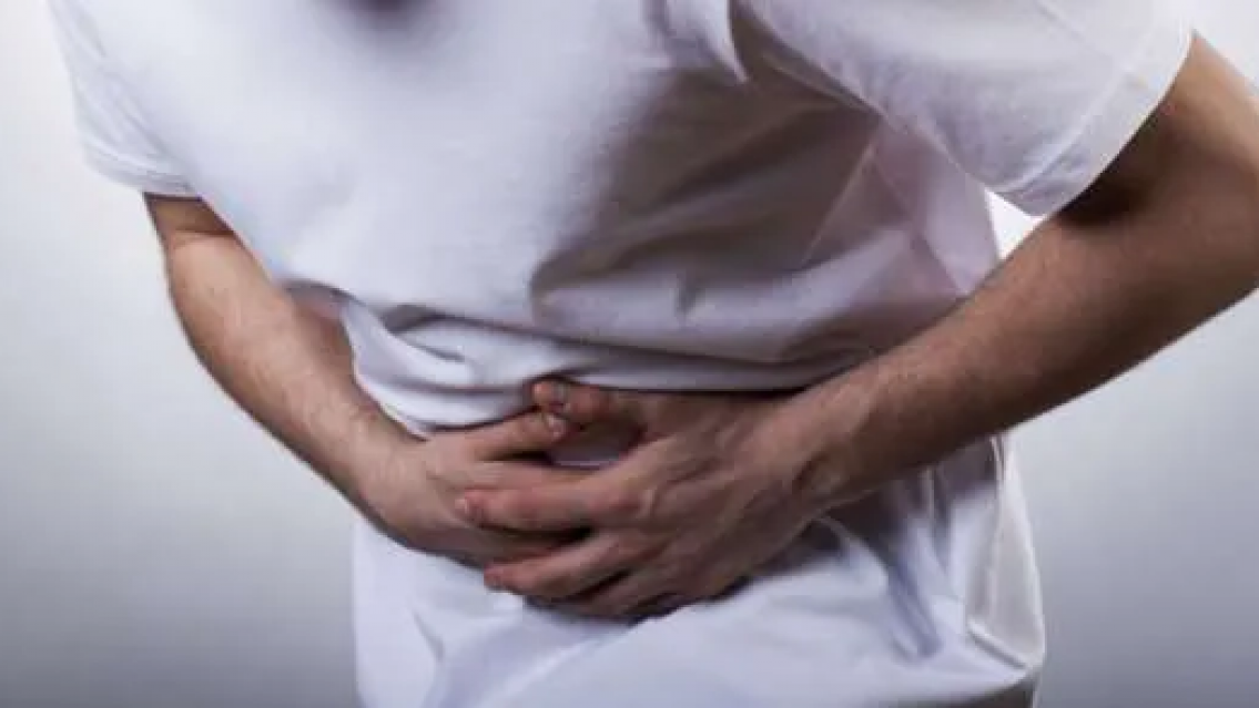 Le dio un balazo en la panza al amante de su esposa cuando los encontró juntos