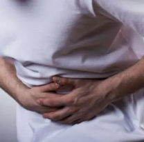 Le dio un balazo en la panza al amante de su esposa cuando los encontró juntos