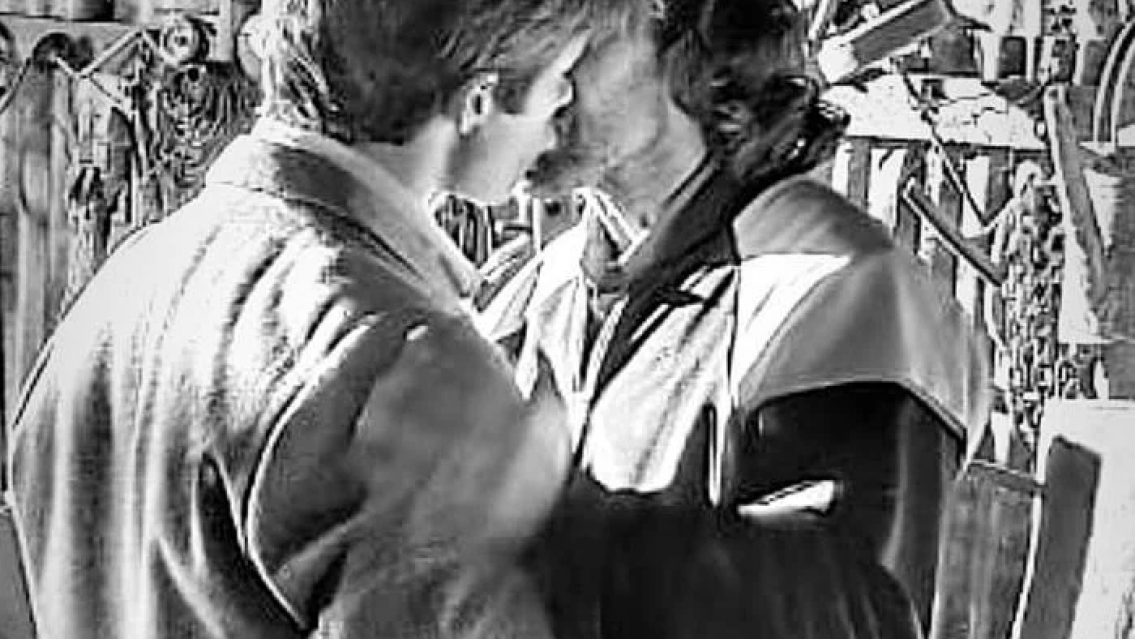 Mariano Mart�nez a los besos con otro actor. La foto sorprendi� a todos