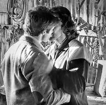 Mariano Mart&iacute;nez a los besos con otro actor. La foto sorprendi&oacute; a todos