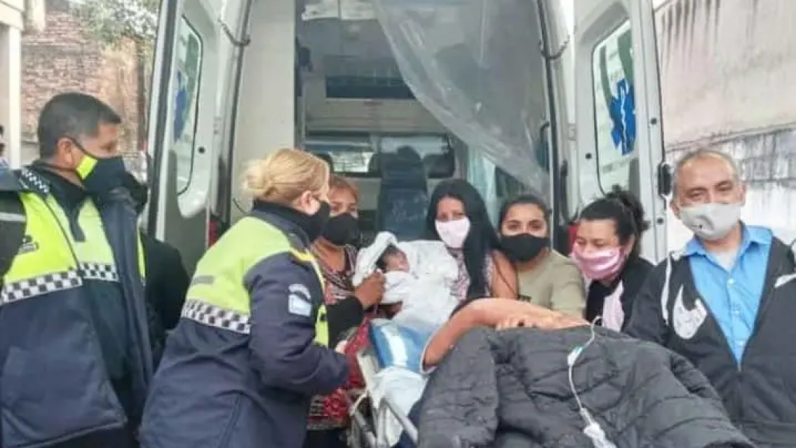 Mamá norteña dio a luz en el colectivo: la ayudaron un policía y una vecina