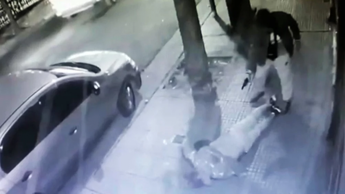 Un chico de 15 años, se enteró que su novia lo engañaba y mató al amante. Quedó todo grabado