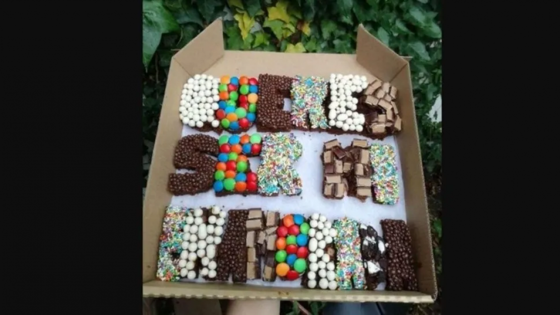 Con una torta, intentó hacer una propuesta romántica pero... ¿Vos entendés lo que dice?